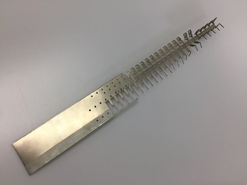 端子（左） 汽车冲压模具